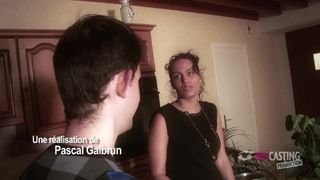 Antillaise aux gros seins baise avec un jeune plombier